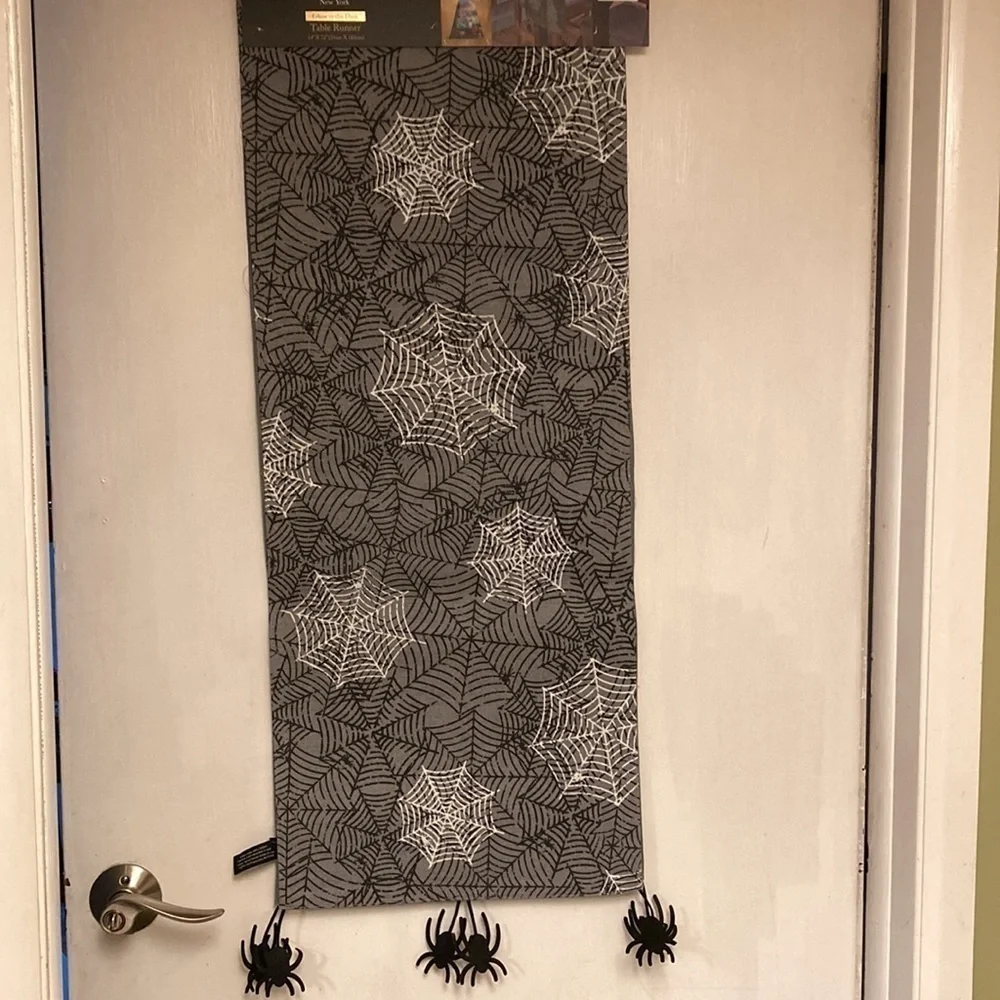 NWT!  CYNTHIA ROWLEY CURIOUS GLOW IN THE DARK SPIDERWEB HALLOWEEN TABLE RUNNER